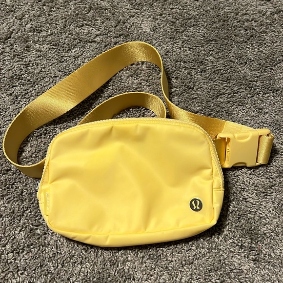lululemon belt bag everywhere fleece NEW $68 LULULEMON EVERYWHERE FLEECE BELT BAG BROWN LARGE 2L